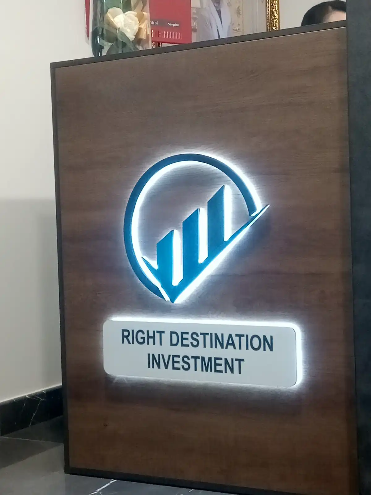 RIGHT DESTINATION INVESTMENT – Indoor Signage Abu Dhabi
